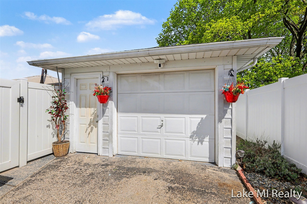 2884 Meyer Avenue, Wyoming, MI, 49519-2543