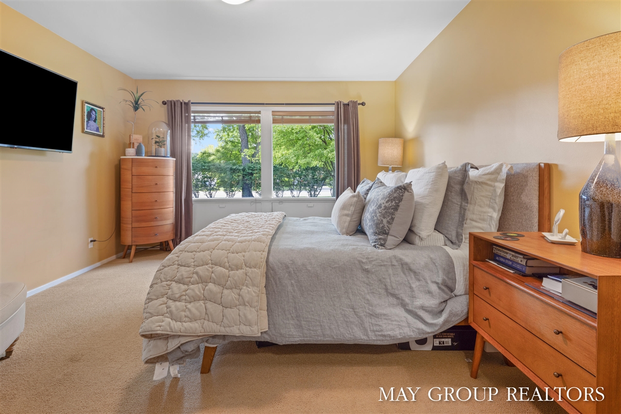 2727 Cascade Road, Grand Rapids, MI, 49506