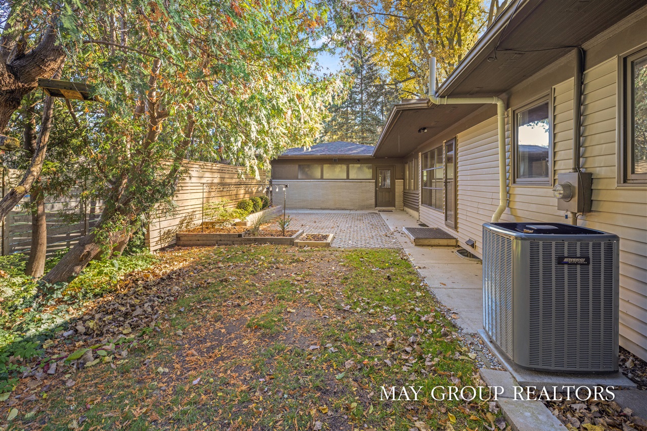 2727 Cascade Road, Grand Rapids, MI, 49506