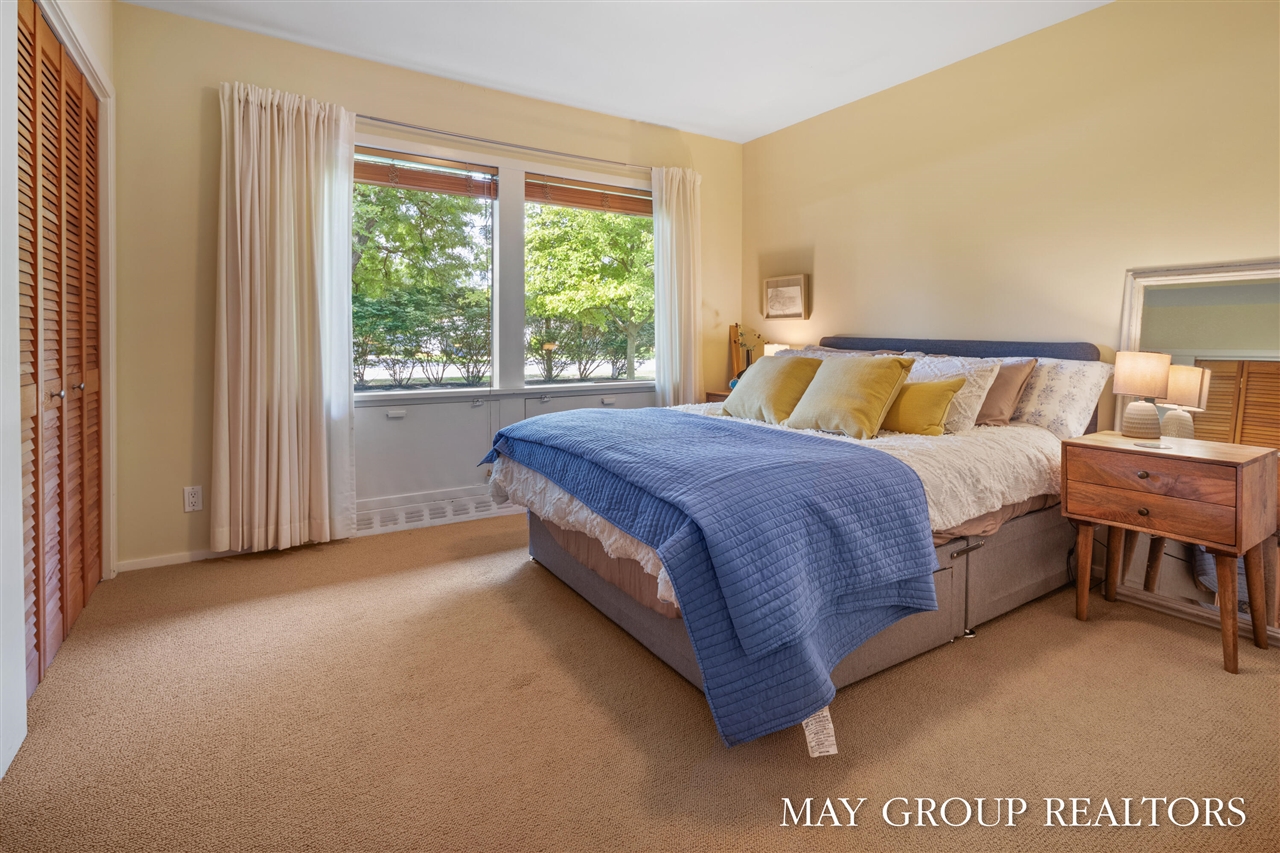 2727 Cascade Road, Grand Rapids, MI, 49506