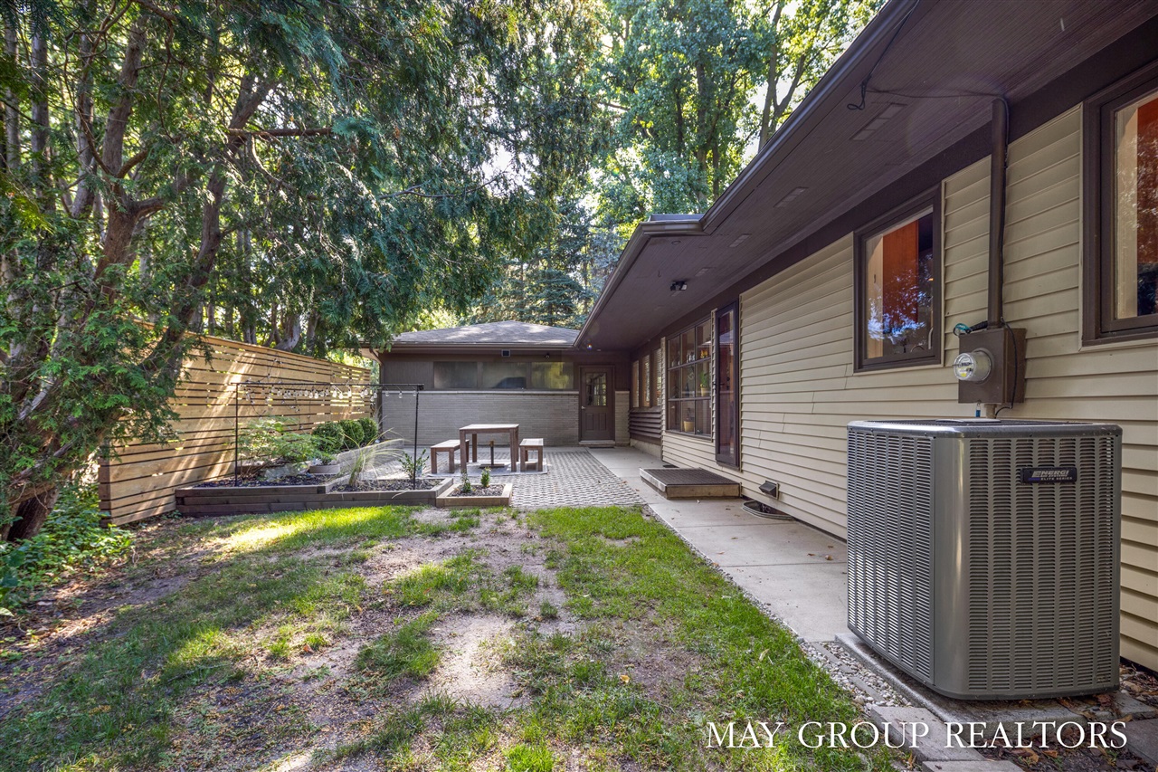 2727 Cascade Road, Grand Rapids, MI, 49506