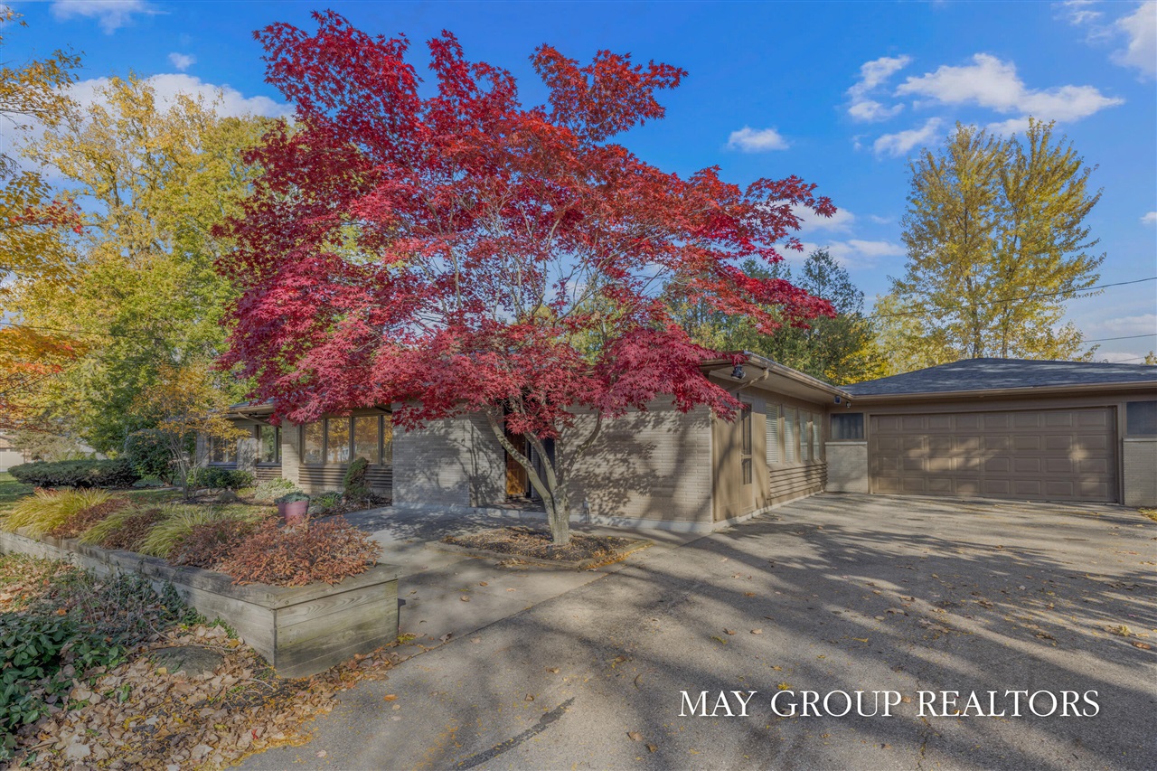 2727 Cascade Road, Grand Rapids, MI, 49506