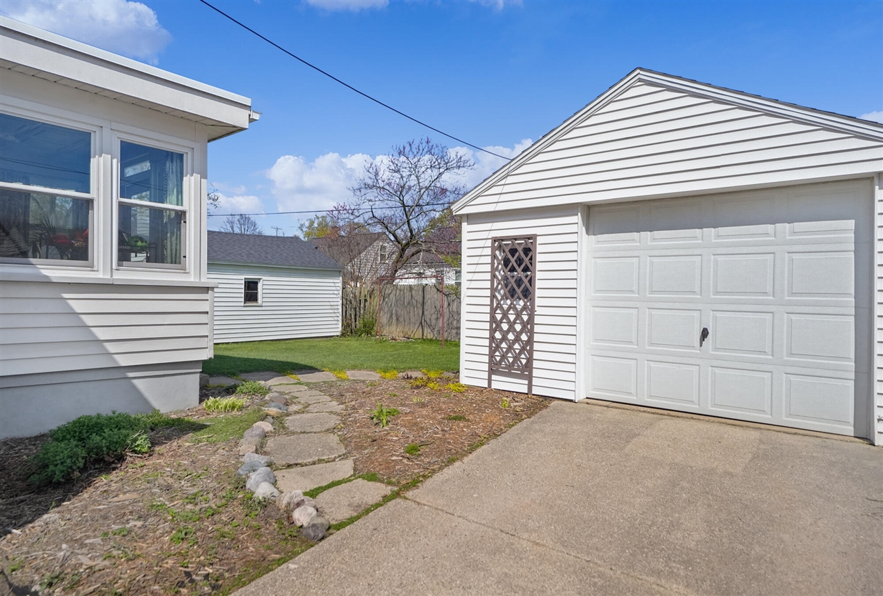 1664 Fremont Avenue, Grand Rapids, MI, 49504-2839