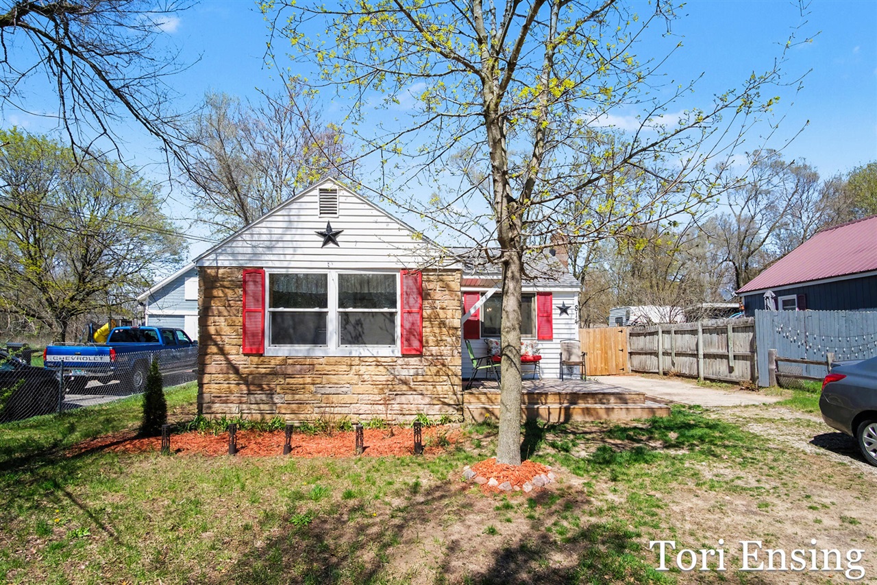 814 E Summit Street, Greenville, MI, 48838-1360