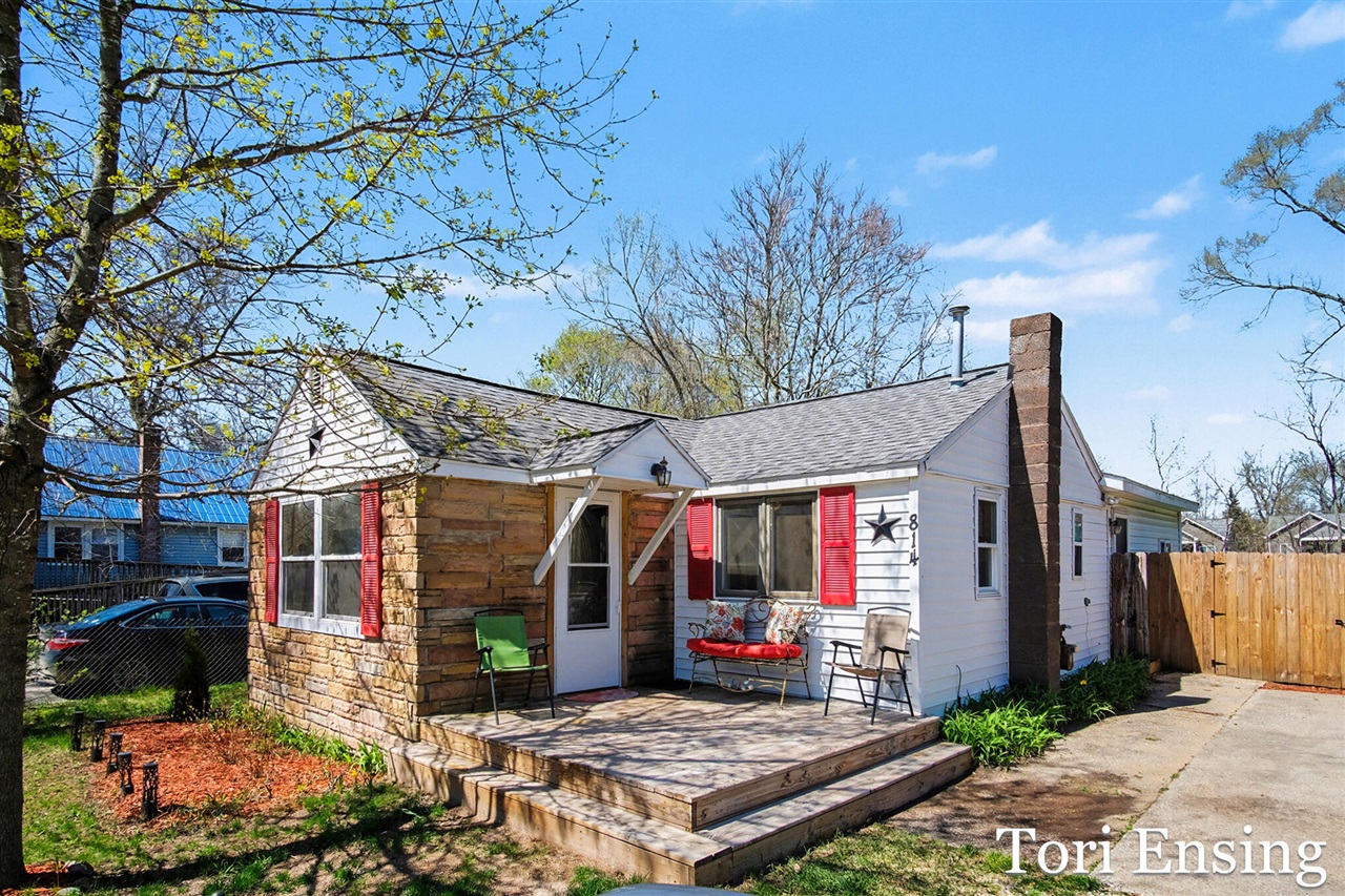 814 E Summit Street, Greenville, MI, 48838-1360