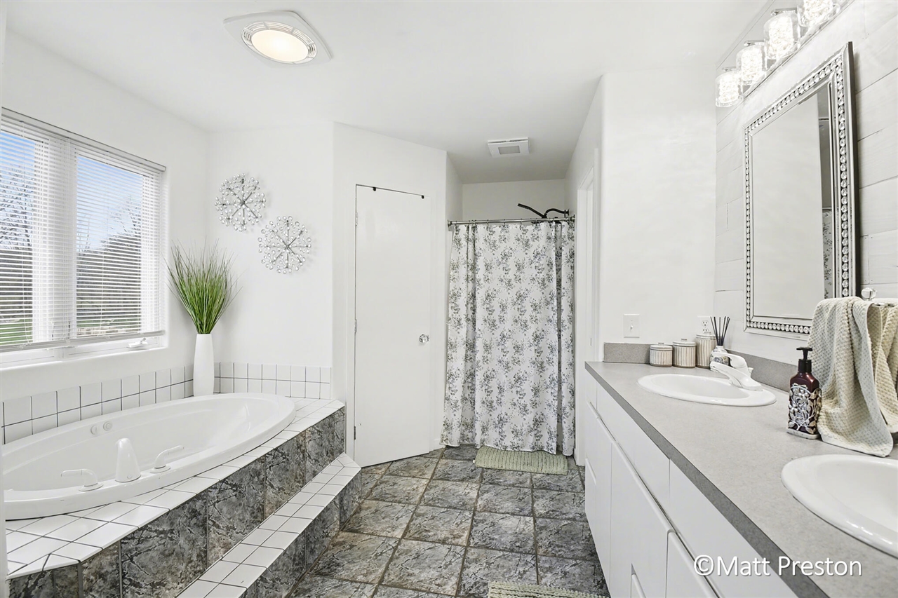 7707 Park Ridge Drive, Jenison, MI, 49428-9158