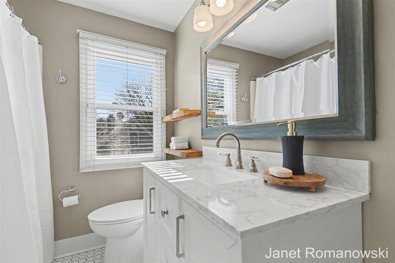 2126 Englewood Drive, Grand Rapids, MI, 49506-4512