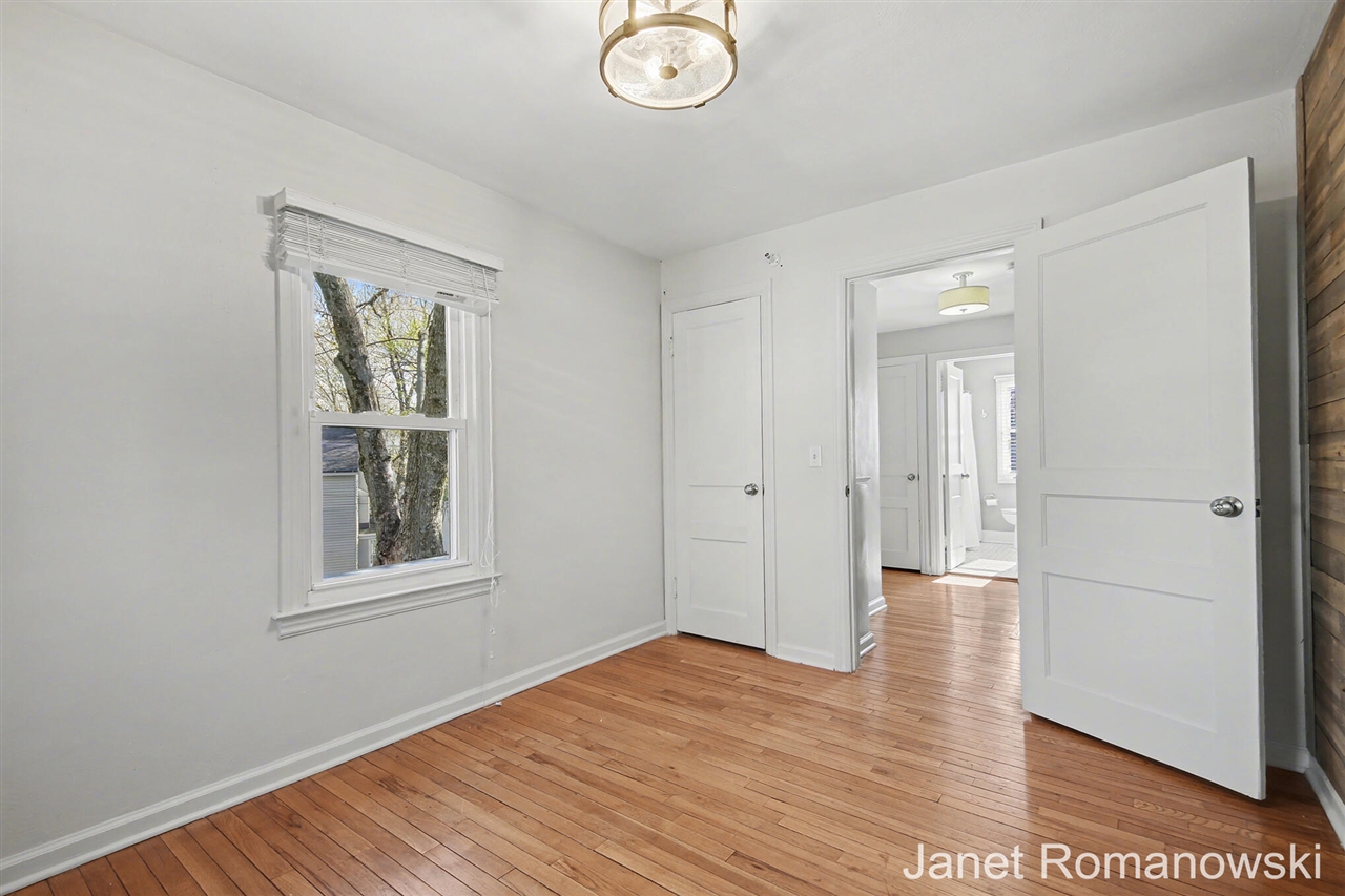 2126 Englewood Drive, Grand Rapids, MI, 49506-4512