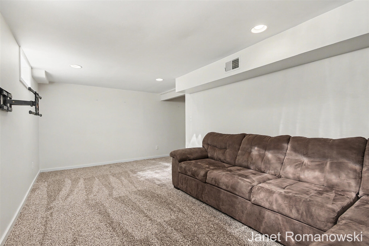 2126 Englewood Drive, Grand Rapids, MI, 49506-4512