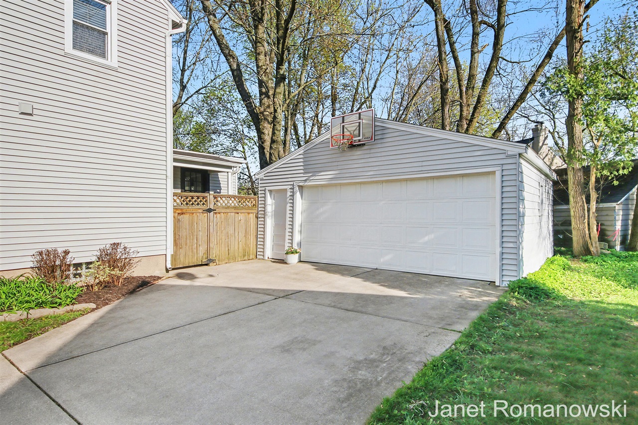 2126 Englewood Drive, Grand Rapids, MI, 49506-4512