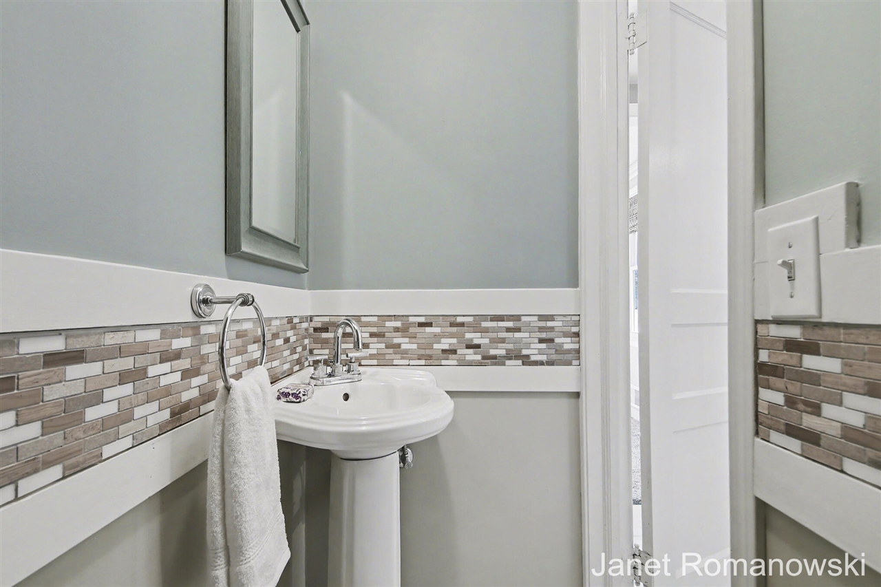 2126 Englewood Drive, Grand Rapids, MI, 49506-4512