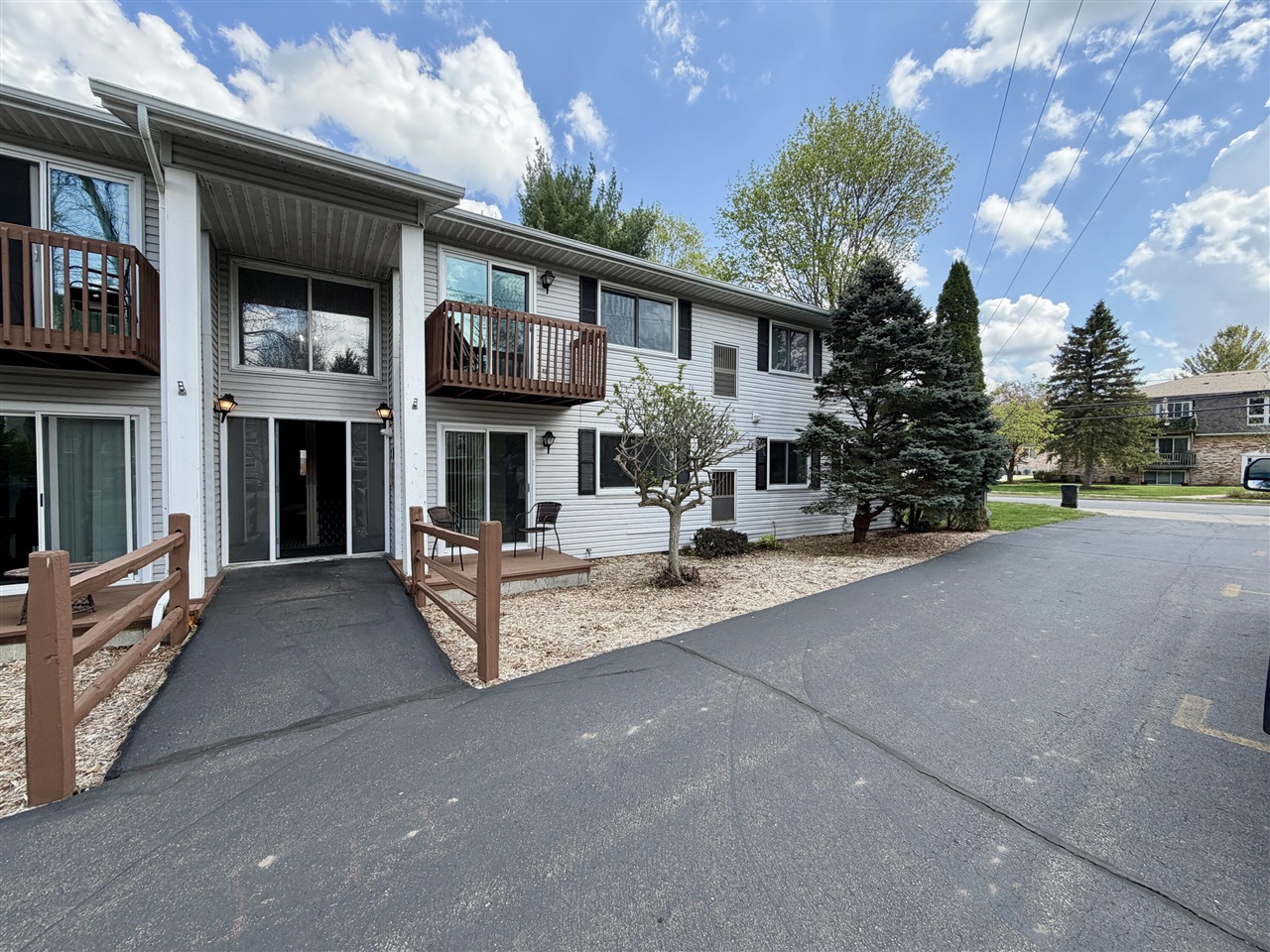 682 W Middle Street UNIT&nbsp;UNIT&nbsp;#4, Chelsea, MI, 48118-1318