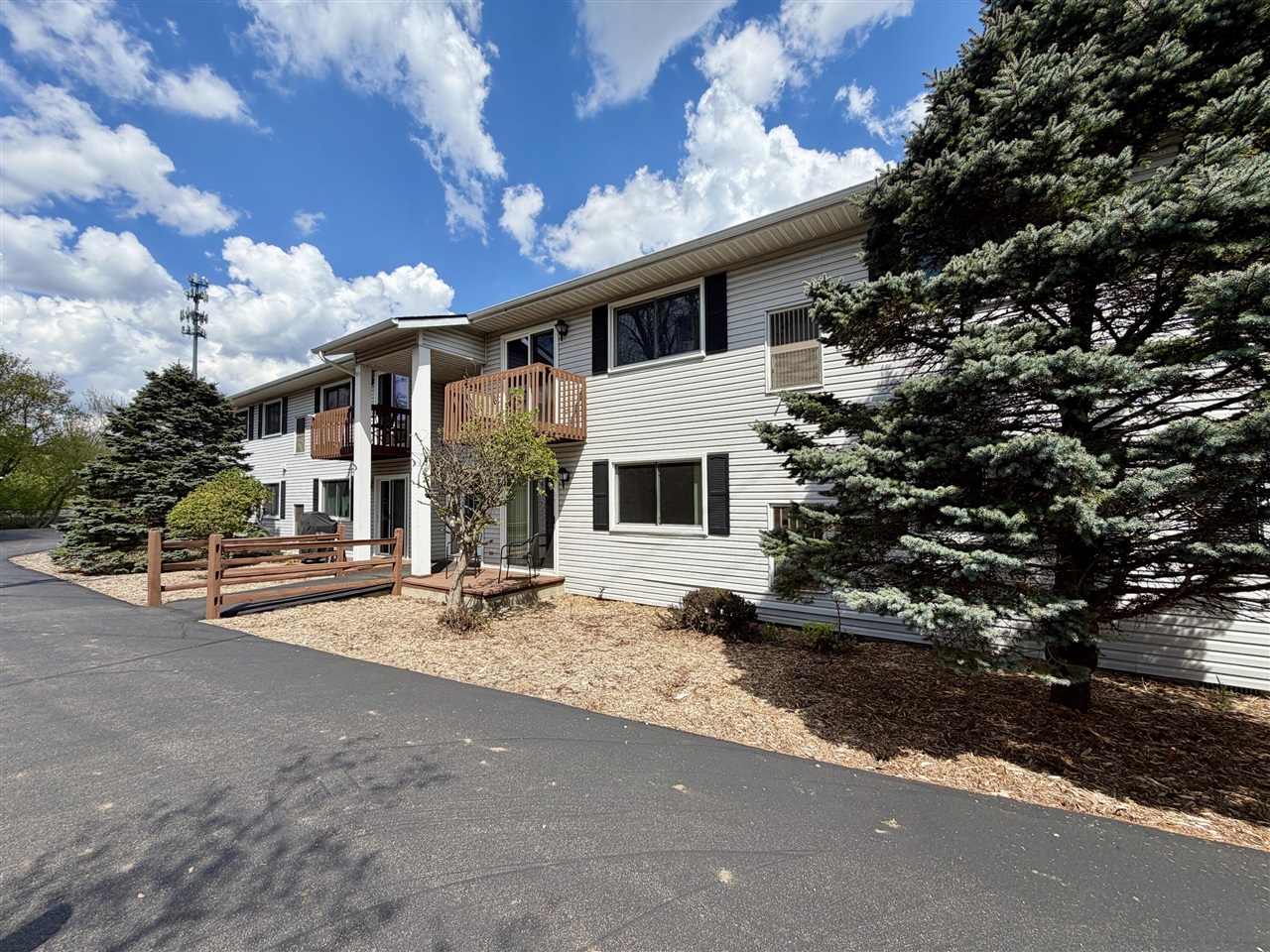 682 W Middle Street UNIT&nbsp;UNIT&nbsp;#4, Chelsea, MI, 48118-1318