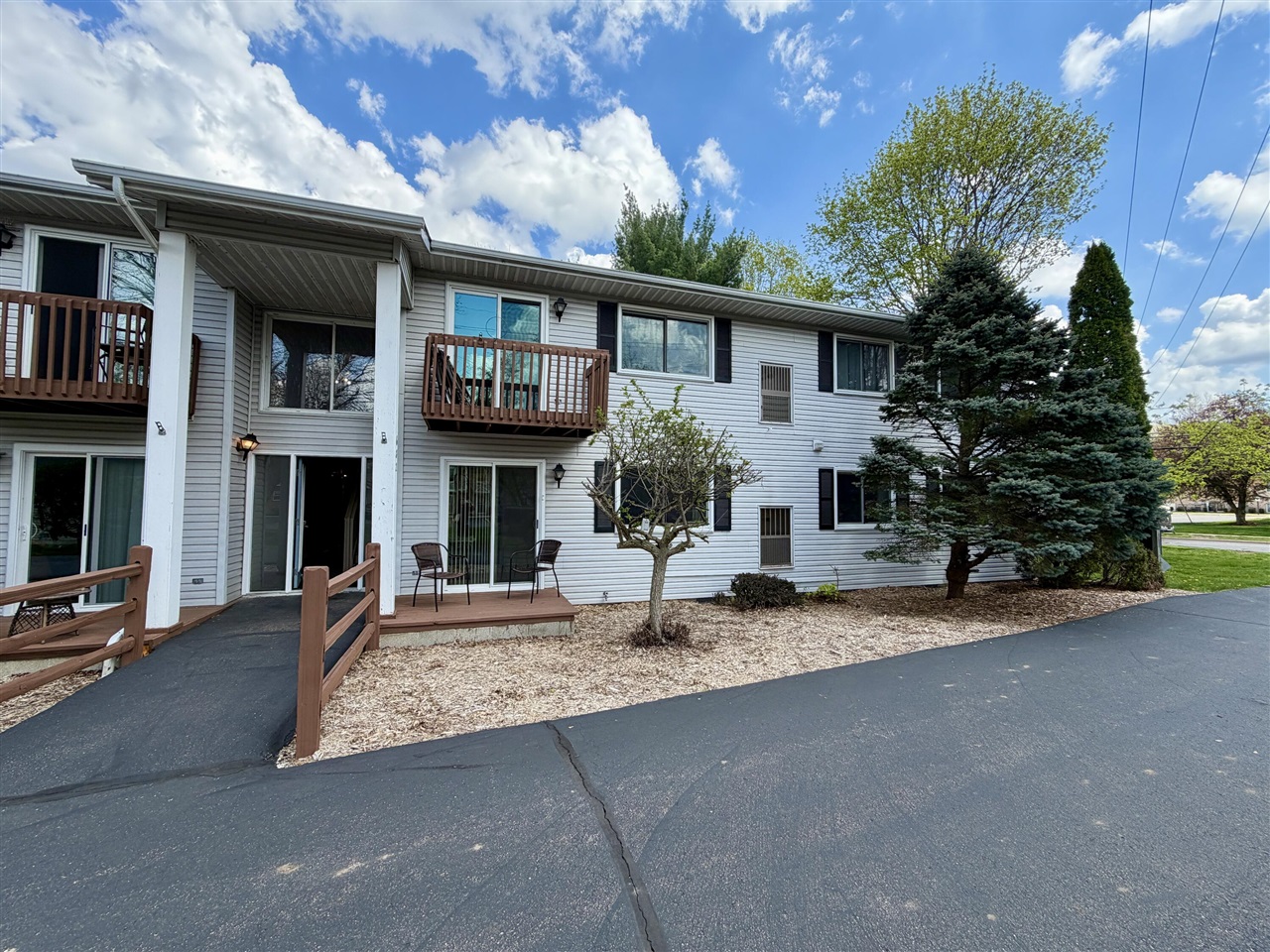 682 W Middle Street UNIT&nbsp;UNIT&nbsp;#4, Chelsea, MI, 48118-1318