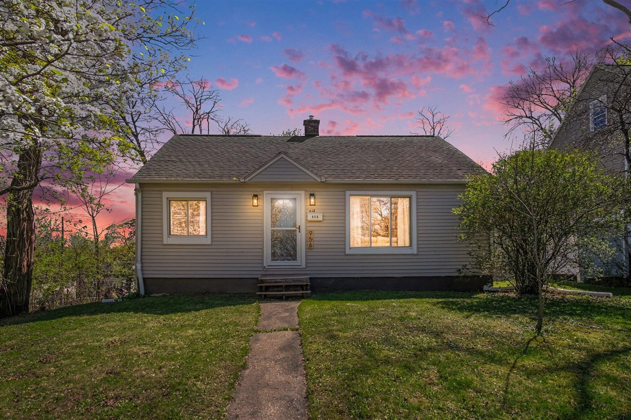 956 College Avenue, Grand Rapids, MI, 49503-1774