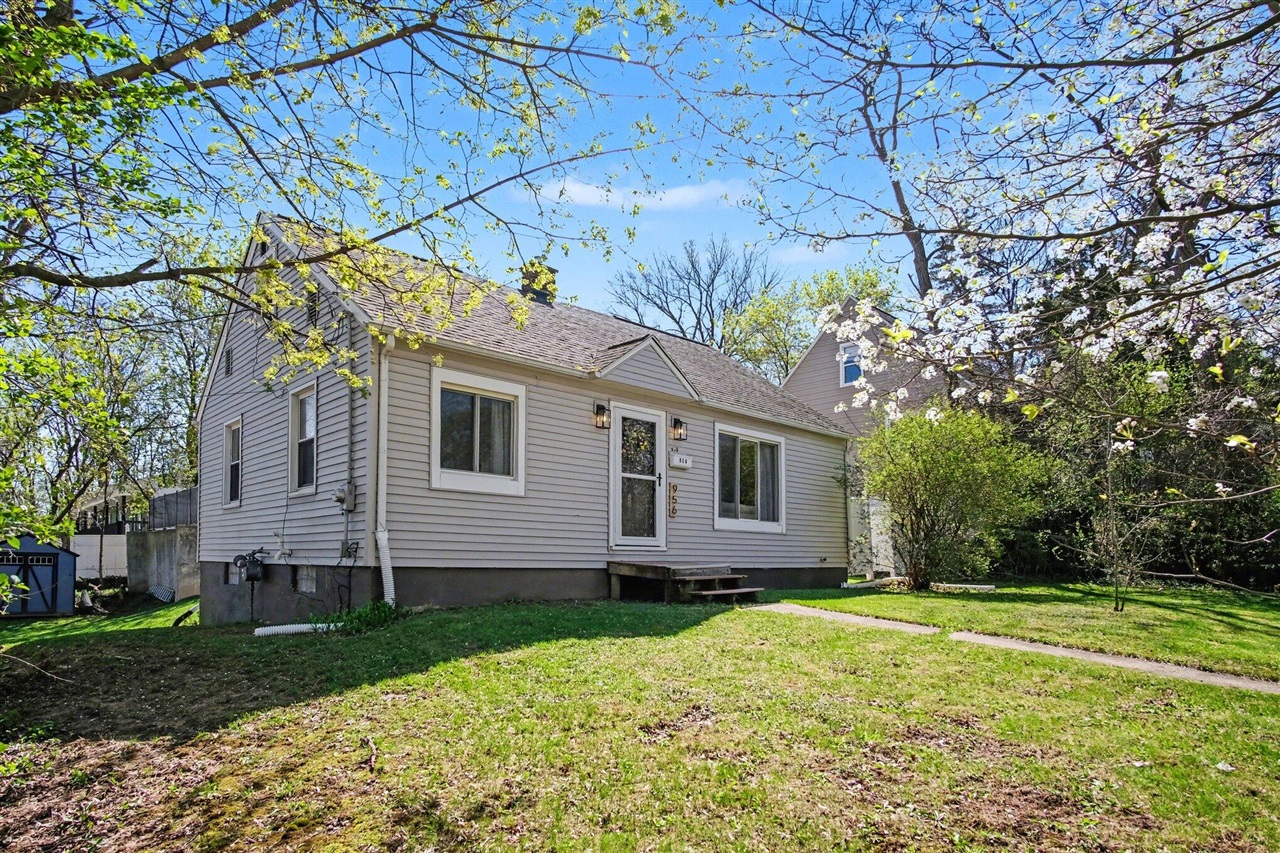 956 College Avenue, Grand Rapids, MI, 49503-1774