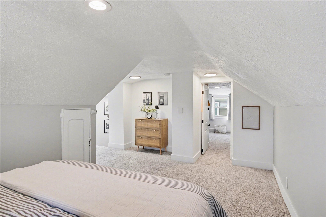 956 College Avenue, Grand Rapids, MI, 49503-1774
