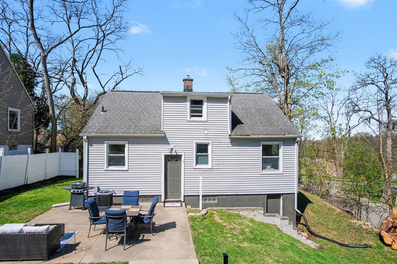 956 College Avenue, Grand Rapids, MI, 49503-1774