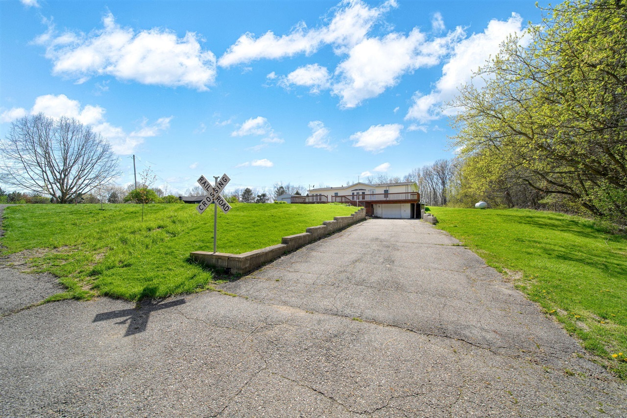 10430 Coon Hill Road, Munith, MI, 49259-9009
