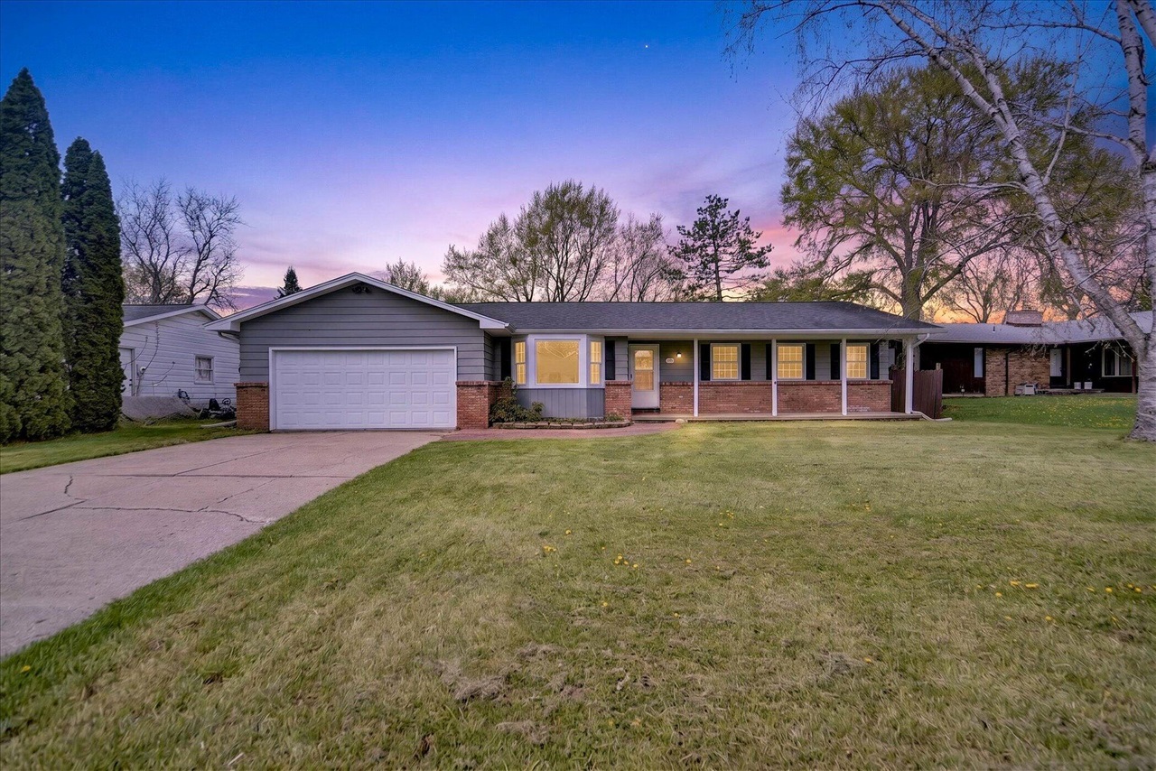 210 Chanticleer Trail, Lansing, MI, 48917-3007