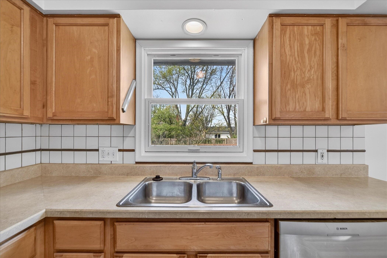 210 Chanticleer Trail, Lansing, MI, 48917-3007