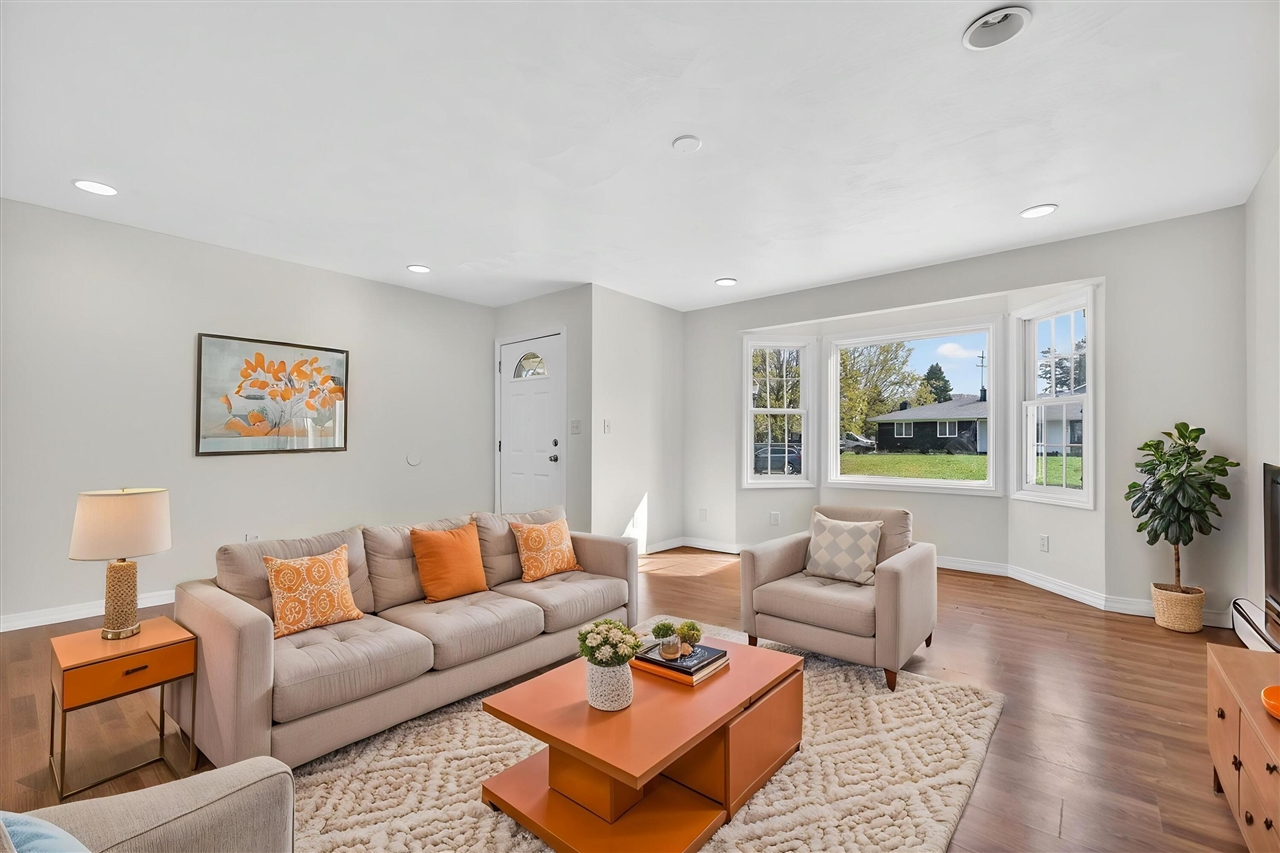 210 Chanticleer Trail, Lansing, MI, 48917-3007