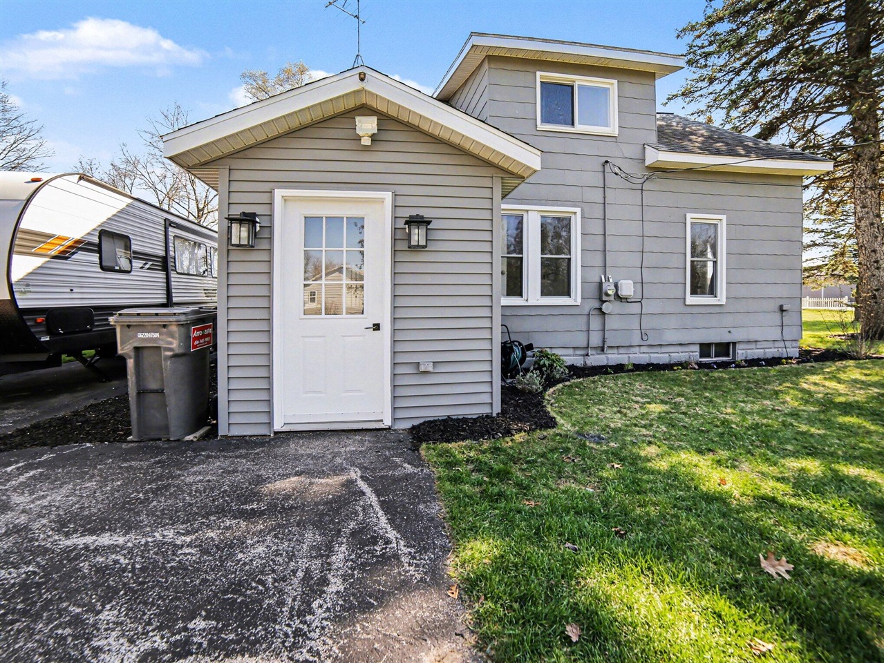 924 S Wolf Lake Road, Muskegon, MI, 49442-3044