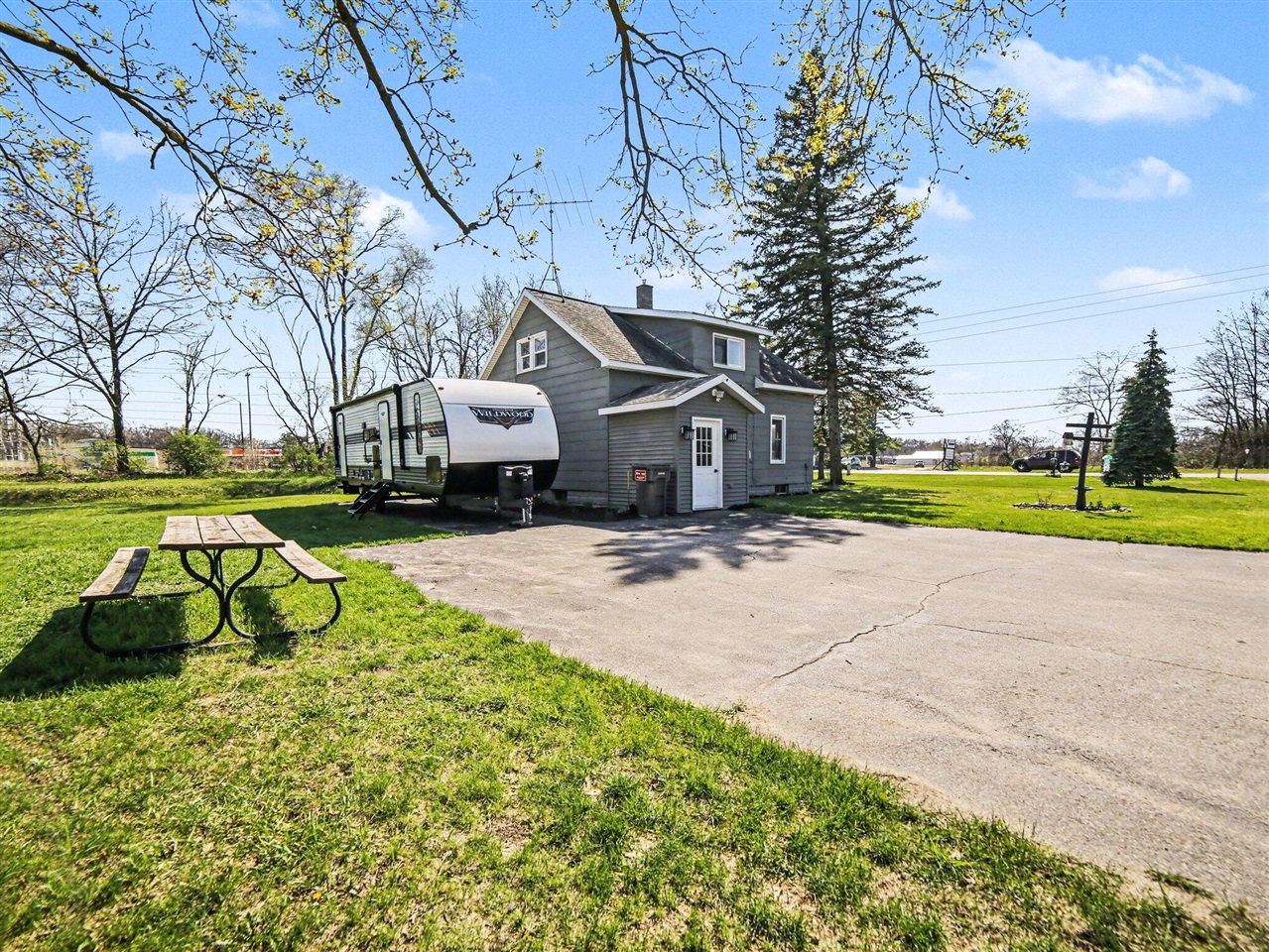 924 S Wolf Lake Road, Muskegon, MI, 49442-3044