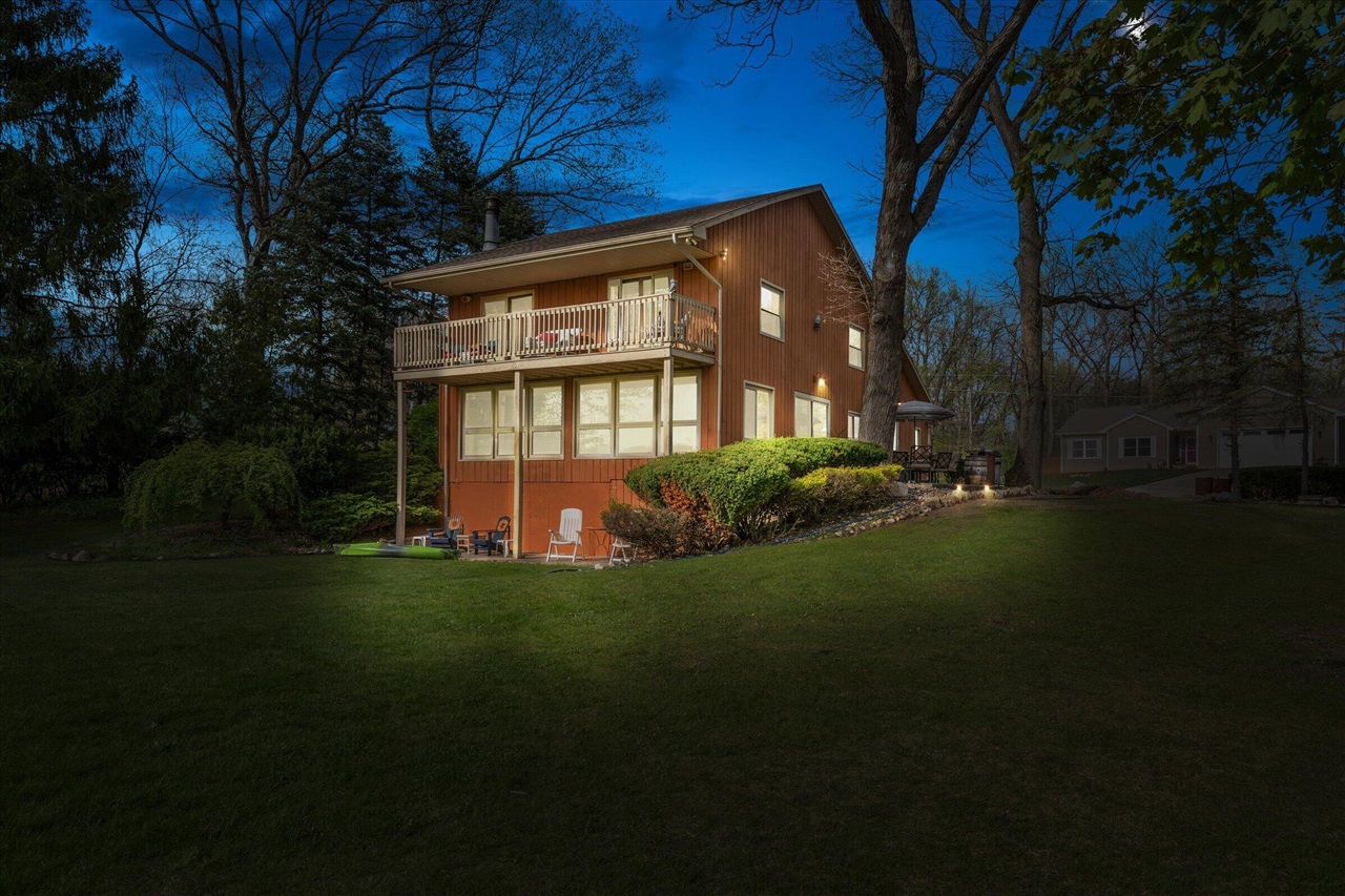 70328 Lakeview Drive, Edwardsburg, MI, 49112-8427