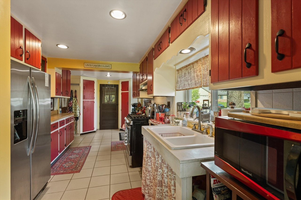 70328 Lakeview Drive, Edwardsburg, MI, 49112-8427