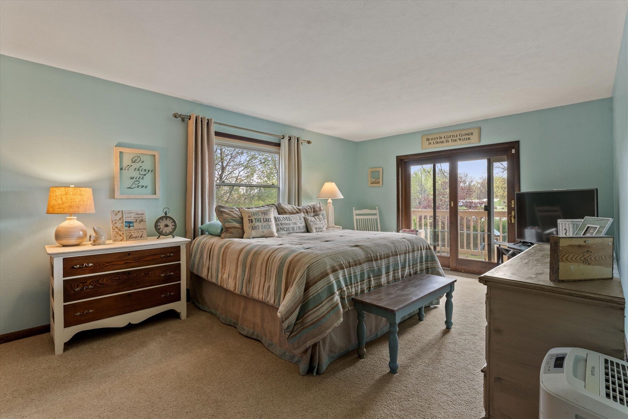 70328 Lakeview Drive, Edwardsburg, MI, 49112-8427