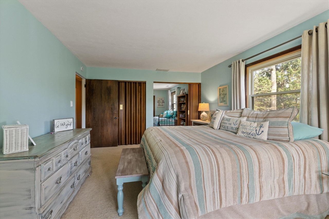 70328 Lakeview Drive, Edwardsburg, MI, 49112-8427