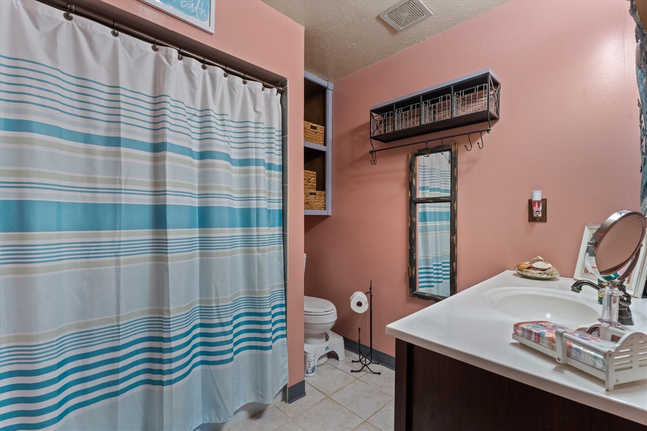 70328 Lakeview Drive, Edwardsburg, MI, 49112-8427