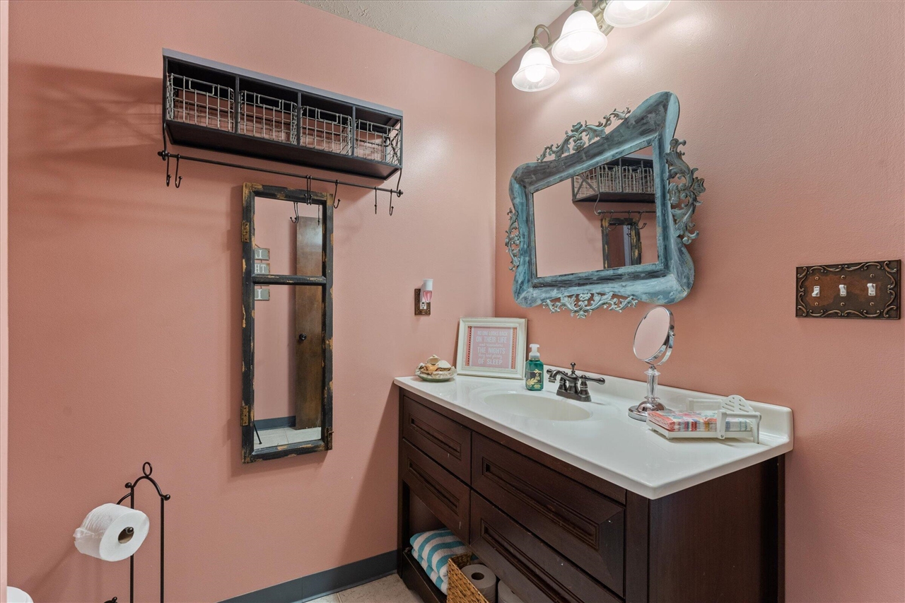 70328 Lakeview Drive, Edwardsburg, MI, 49112-8427