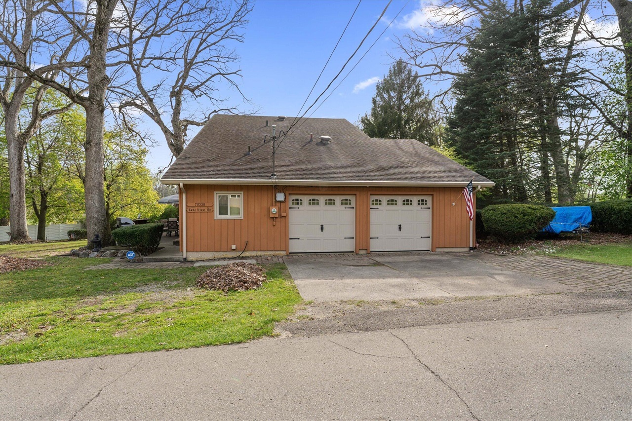 70328 Lakeview Drive, Edwardsburg, MI, 49112-8427