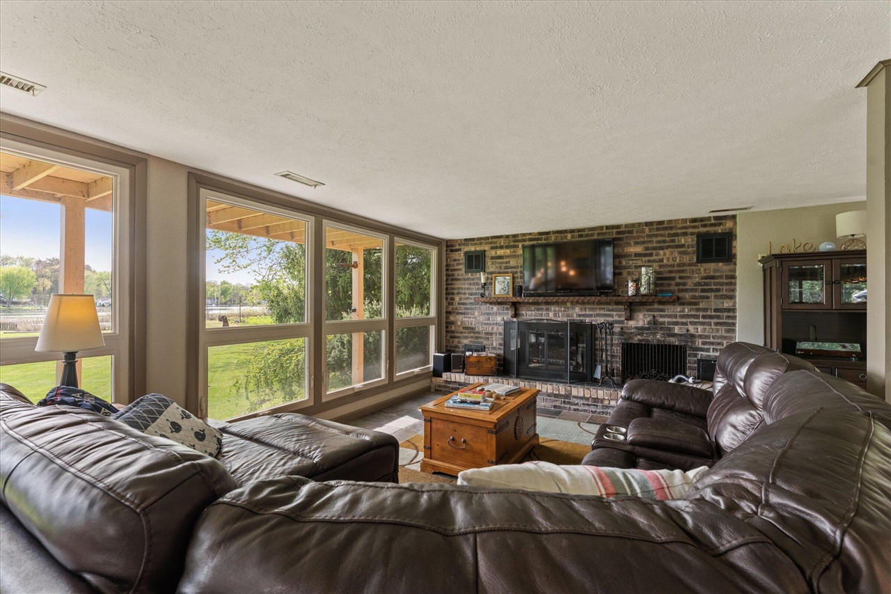 70328 Lakeview Drive, Edwardsburg, MI, 49112-8427