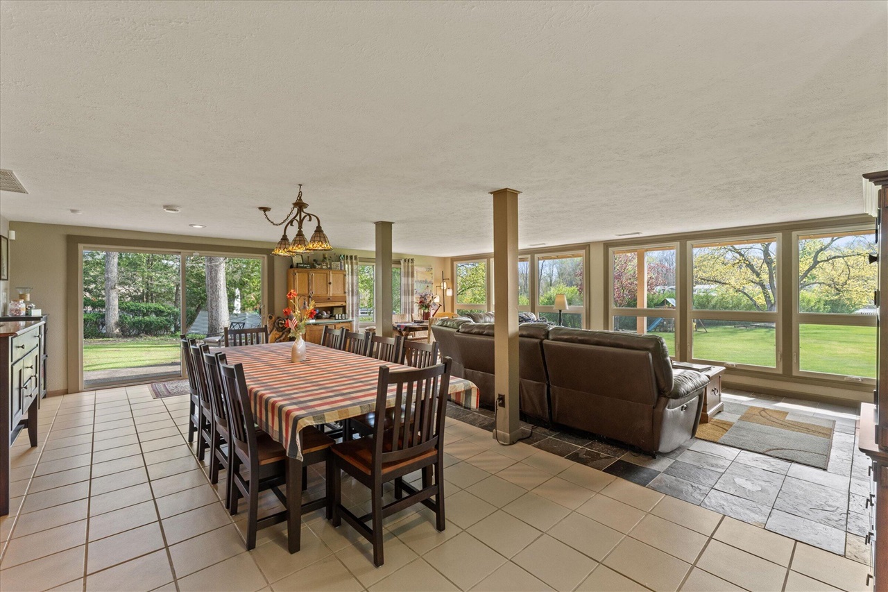 70328 Lakeview Drive, Edwardsburg, MI, 49112-8427