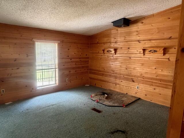 6136 S Poplar Avenue, Newaygo, MI, 49337-9058