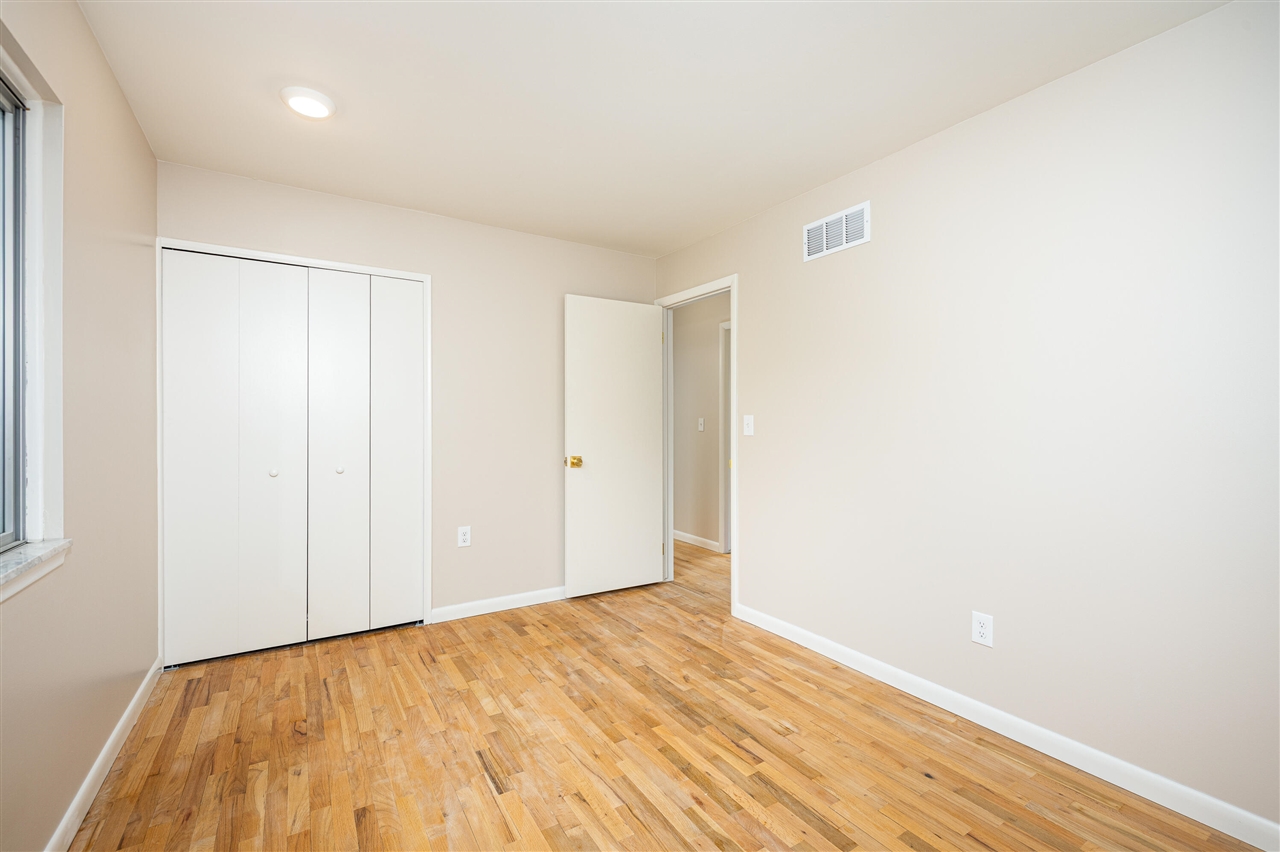 8915 Oakview Street, Plymouth, MI, 48170-4077