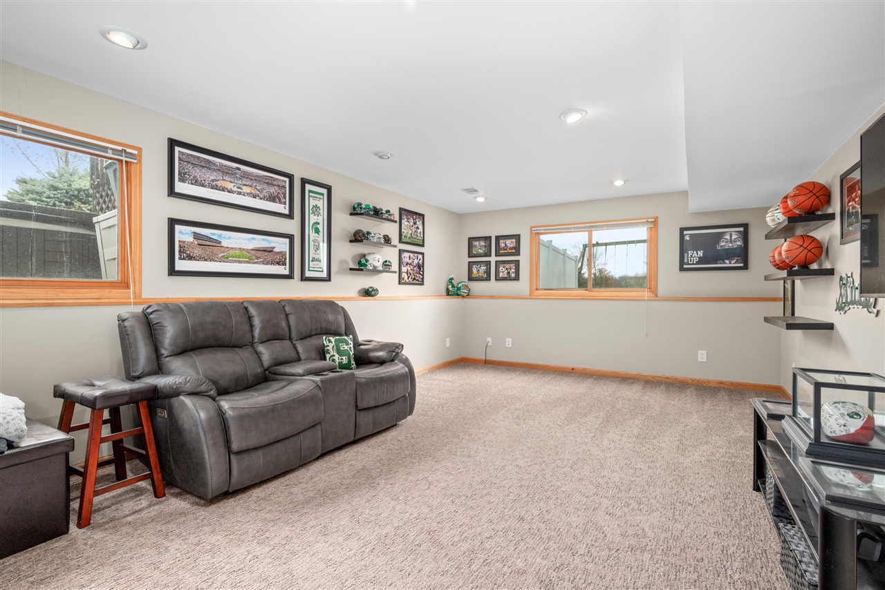 83 Windflower Street, Comstock Park, MI, 49321-8235