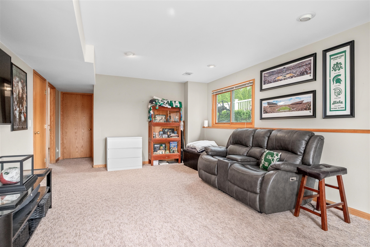 83 Windflower Street, Comstock Park, MI, 49321-8235