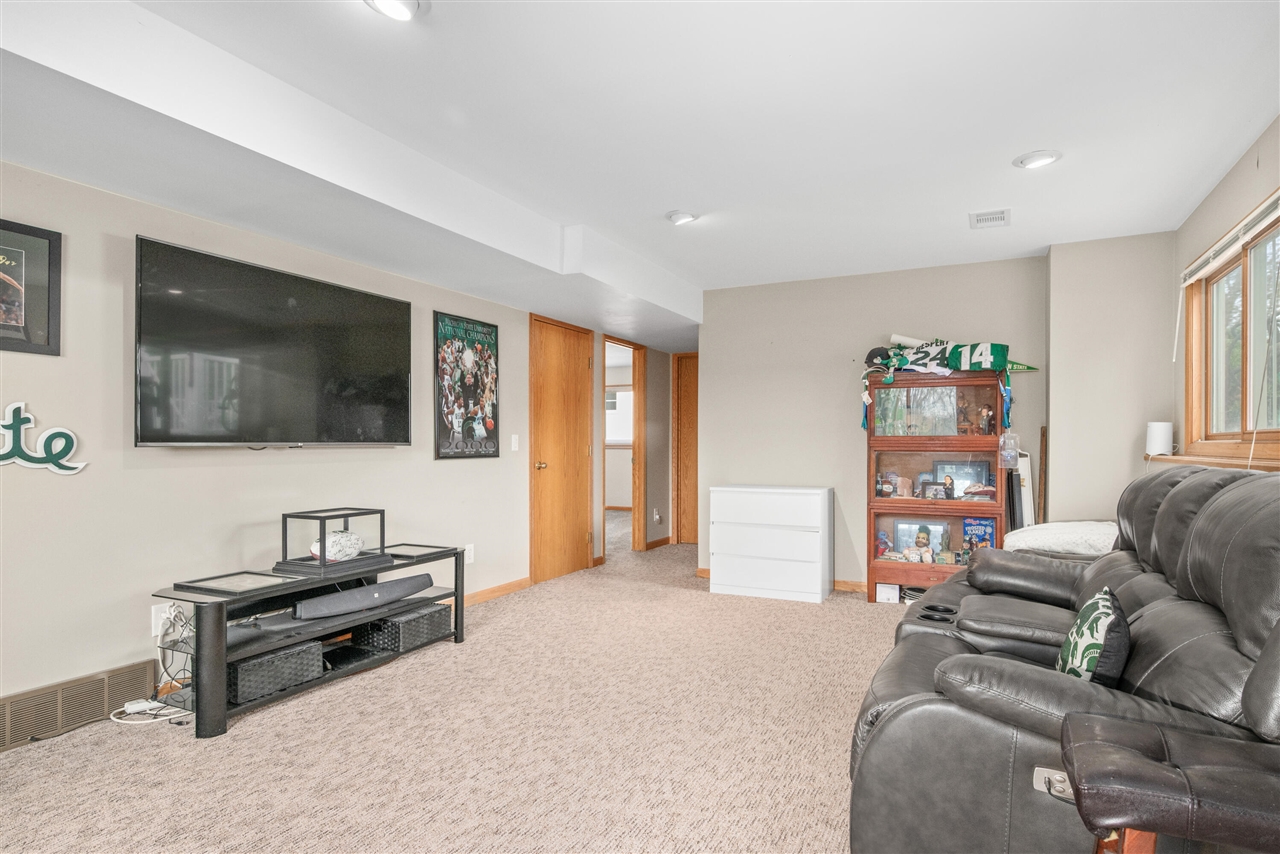 83 Windflower Street, Comstock Park, MI, 49321-8235