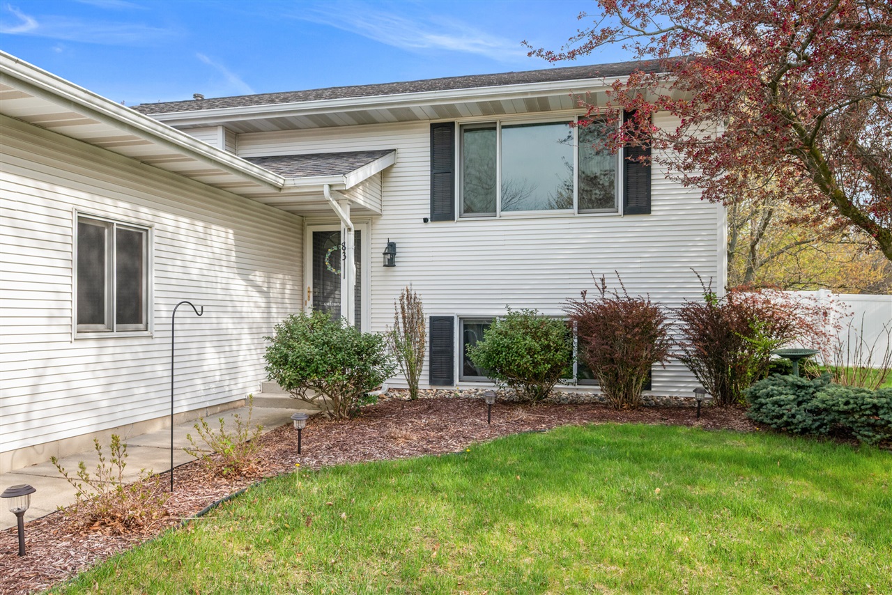 83 Windflower Street, Comstock Park, MI, 49321-8235