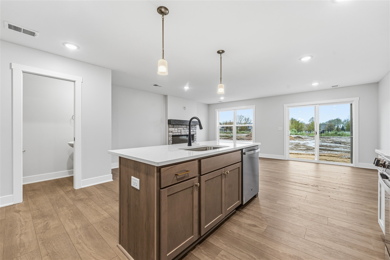 3rd image of 910 Indiana Ave, South Haven, MI 49090