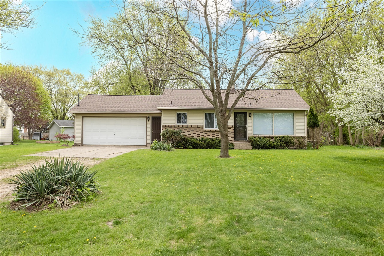 4658 3 Mile Road, Grand Rapids, MI, 49534-1143