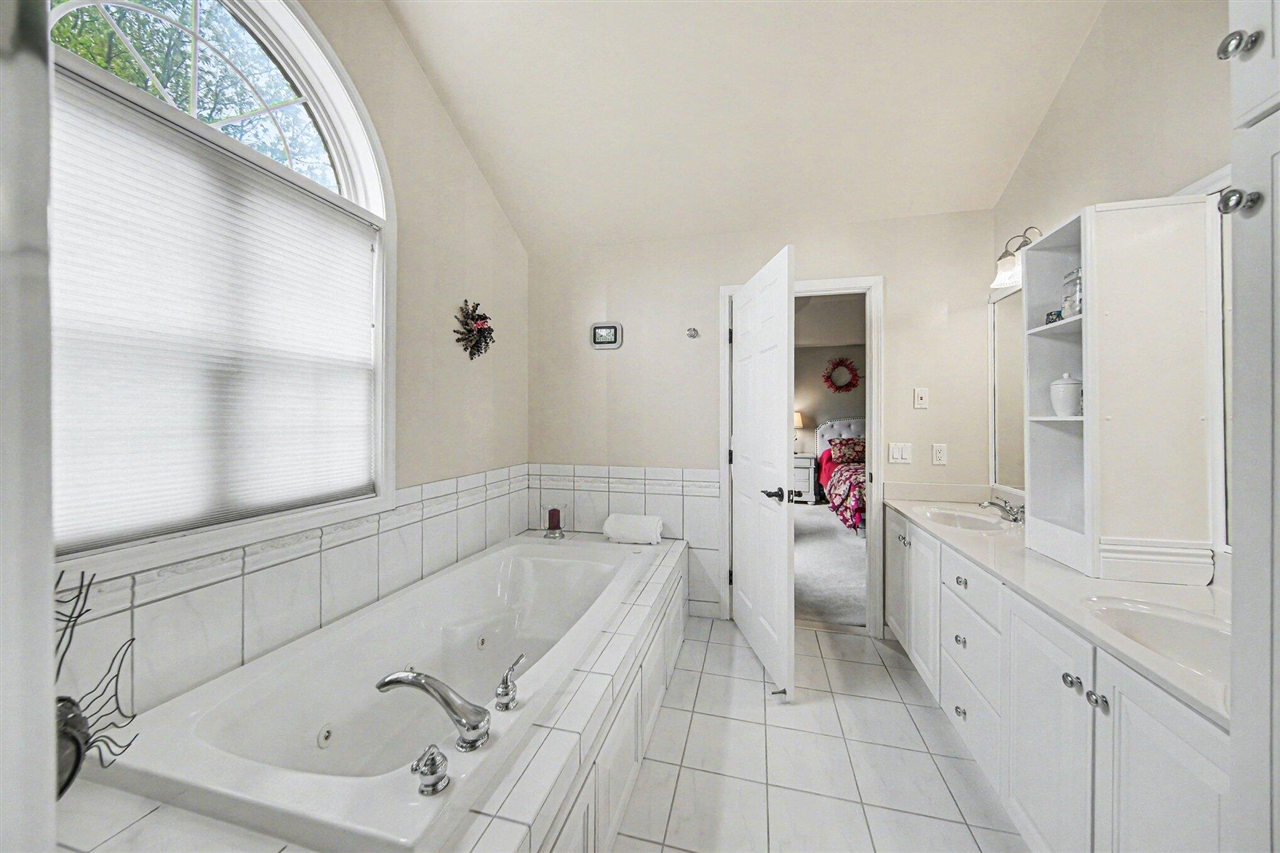 5559 Creekview Drive, Ann Arbor, MI, 48108-8551