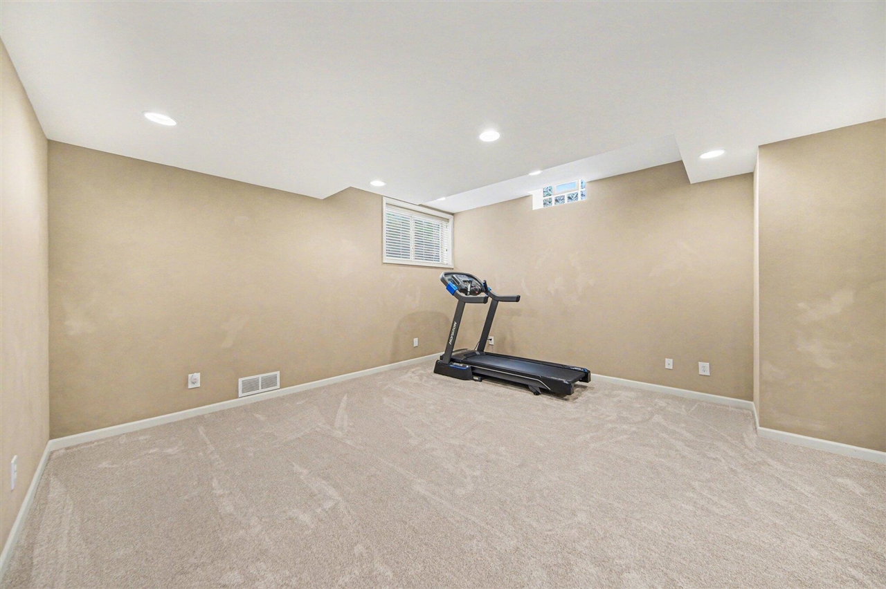5559 Creekview Drive, Ann Arbor, MI, 48108-8551