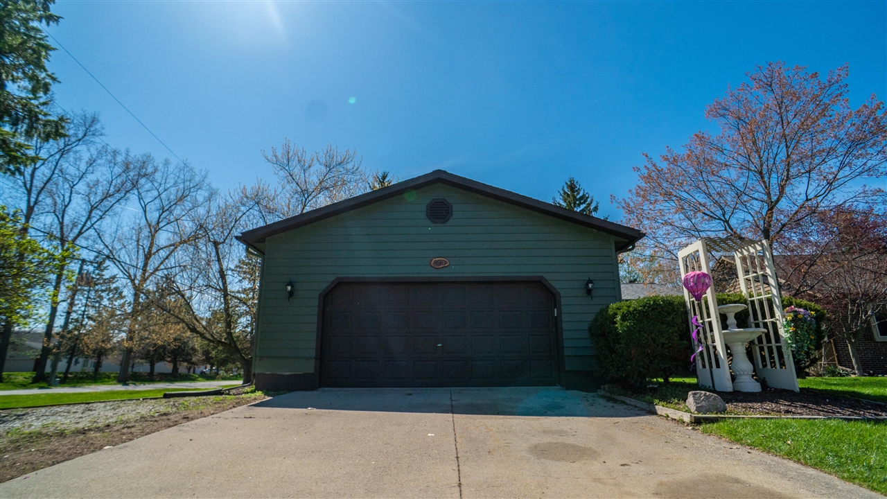 890 St Paul Street, Marysville, MI, 48040-1300