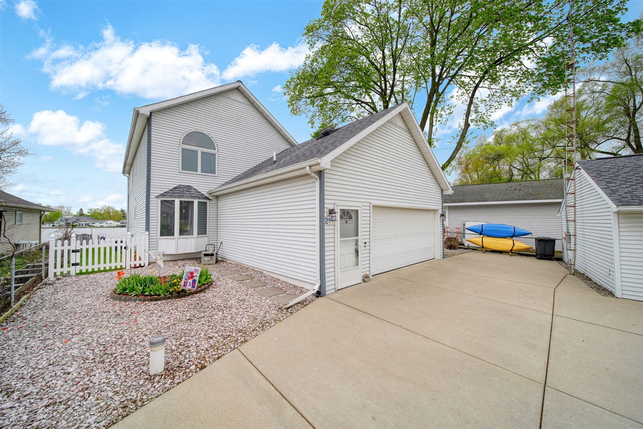 217 N Lakeside Drive, Michigan Center, MI, 49254-1250