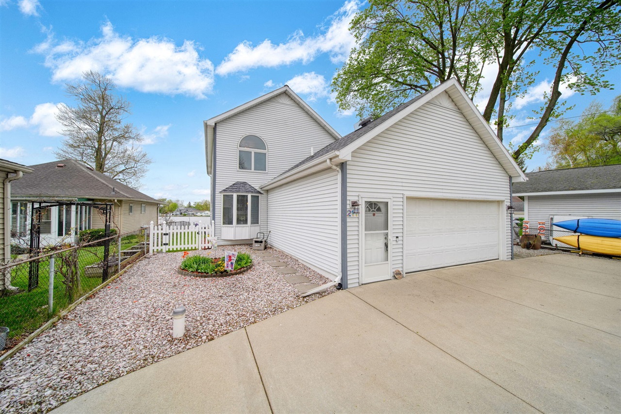 217 N Lakeside Drive, Michigan Center, MI, 49254-1250